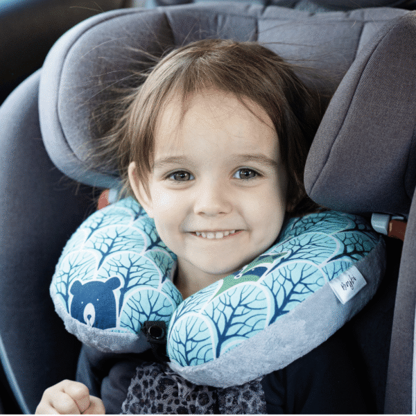 akuku poduszka podróżna rogal na modelce