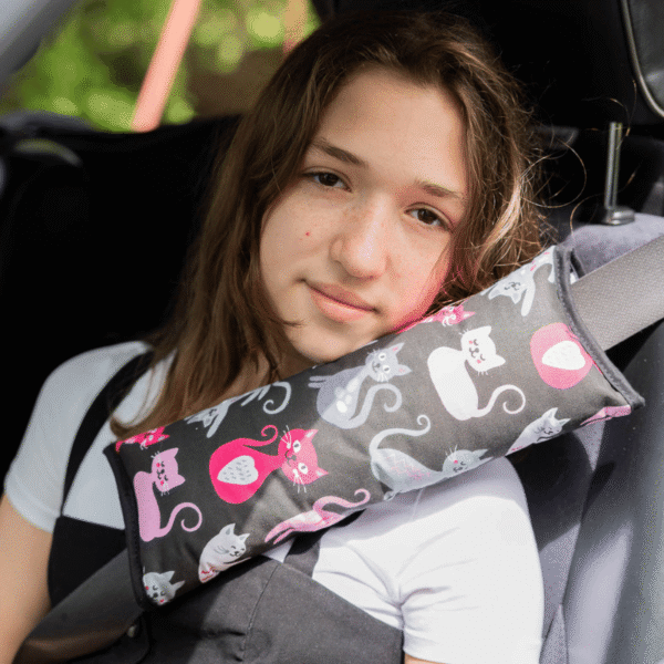 PODUSZKA I NAKŁADKA na pas bezpieczeństwa 2w1 koty fuksjowe