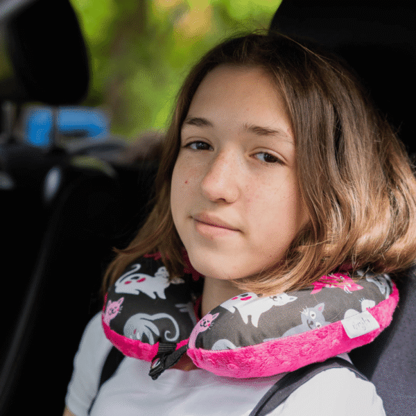 Poduszka podróżna na szyję rogal dla dzieci bawełna minky wygodna – koty fuksjowe