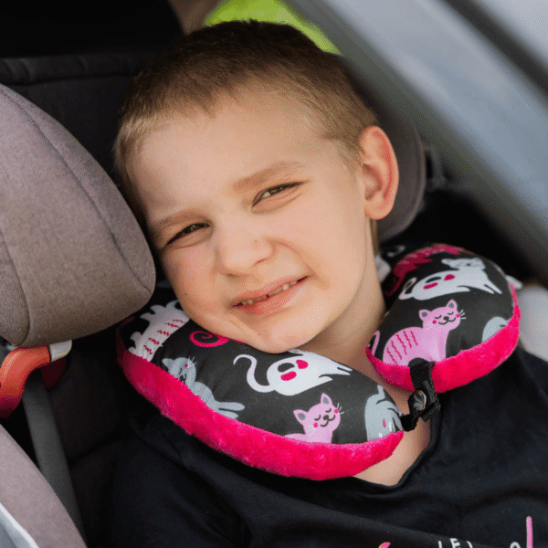 Poduszka podróżna na szyję rogal dla dzieci bawełna minky wygodna – koty fuksjowe
