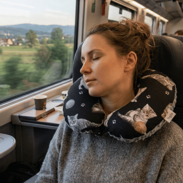 Poduszka podróżna na szyję wygodny rogal zagłówek dla dorosłych – koty na czarnym